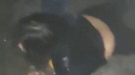 Tangkapan layar video yang memperlihatkan seorang perempuan yang diduga pemandu karaoke di Pesisir Selatan diarak ke laut dan nyaris ditelanjangi oleh beberapa orang warga