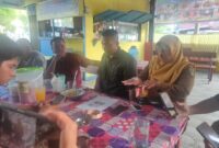 Darwita (52) istri tersangka Armizal (62) didampingi penasihat hukumnya Dr. Rodi Chandra saat memberikan keterangan kepada sejumlah wartawan di Painan, Selasa (16/5/2023).