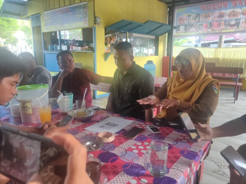 Darwita (52) istri tersangka Armizal (62) didampingi penasihat hukumnya Dr. Rodi Chandra saat memberikan keterangan kepada sejumlah wartawan di Painan, Selasa (16/5/2023).