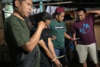 Sedang Duduk Santai Didepan Rumah, Pemuda di Pessel ini Tiba-tiba Diringkus Polisi