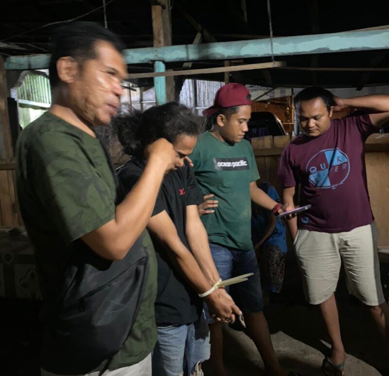 Sedang Duduk Santai Didepan Rumah, Pemuda di Pessel ini Tiba-tiba Diringkus Polisi