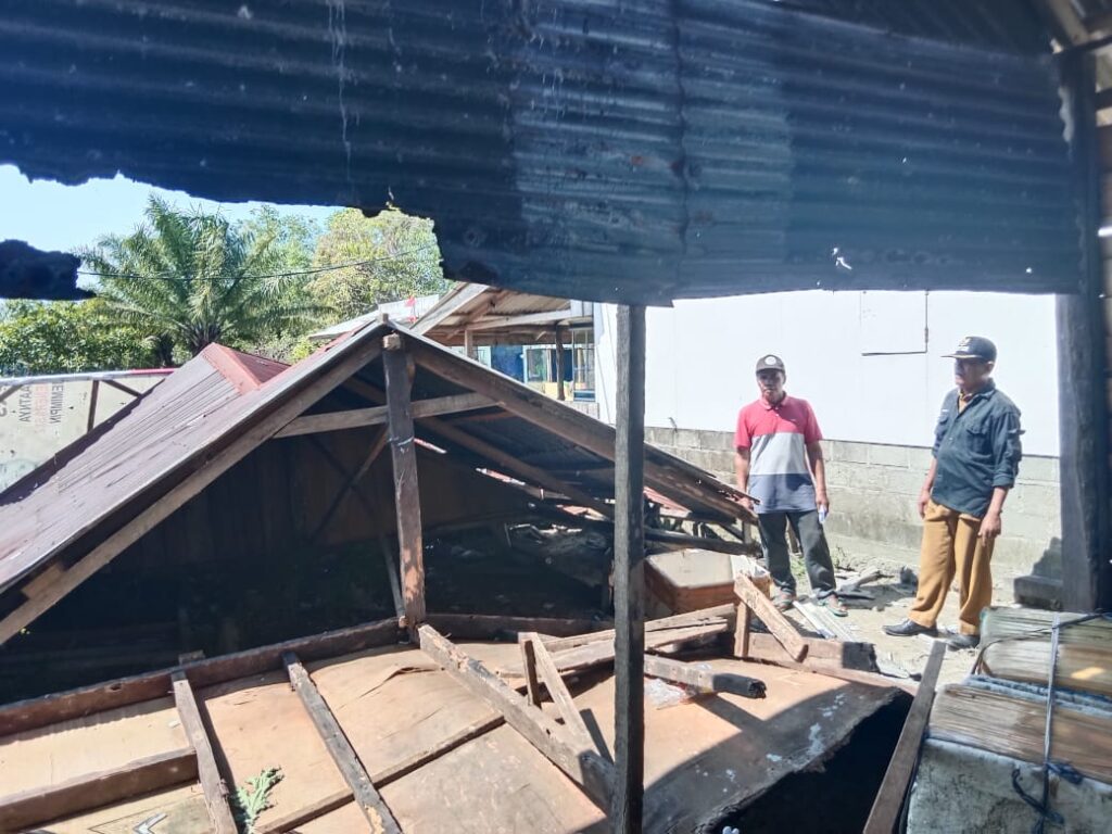 Reruntuhan Rumah Warga Yang Diterjang Angin Puting Beliung Senin 78 Foto Bpbd Pesisir Selatan