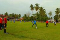 Anggota DPRD Pessel Ikal Jonedi saat menendang bola di Lapangan Hijau Gadih Basanai, Senin (20/11/2023). Tendangan itu menandai pembukaan open turnamen sepakbola Ikal Jonedi Cup 