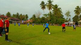 Anggota DPRD Pessel Ikal Jonedi saat menendang bola di Lapangan Hijau Gadih Basanai, Senin (20/11/2023). Tendangan itu menandai pembukaan open turnamen sepakbola Ikal Jonedi Cup 