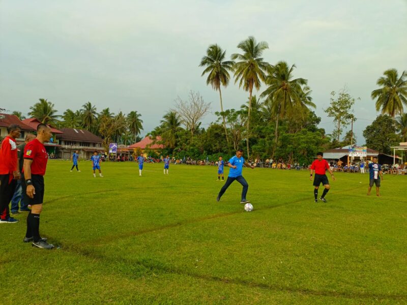 Anggota DPRD Pessel Ikal Jonedi saat menendang bola di Lapangan Hijau Gadih Basanai, Senin (20/11/2023). Tendangan itu menandai pembukaan open turnamen sepakbola Ikal Jonedi Cup 