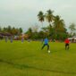 Anggota DPRD Pessel Ikal Jonedi saat menendang bola di Lapangan Hijau Gadih Basanai, Senin (20/11/2023). Tendangan itu menandai pembukaan open turnamen sepakbola Ikal Jonedi Cup 