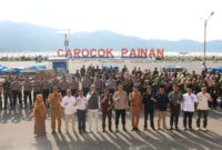 Foto bersama usai Apel Siaga Pengawasan yang digelar Bawaslu Pessel di Pantai Carocok Painan, Selasa (5/12/2023)