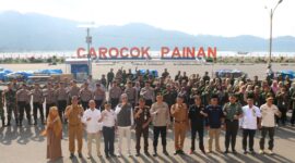 Foto bersama usai Apel Siaga Pengawasan yang digelar Bawaslu Pessel di Pantai Carocok Painan, Selasa (5/12/2023)