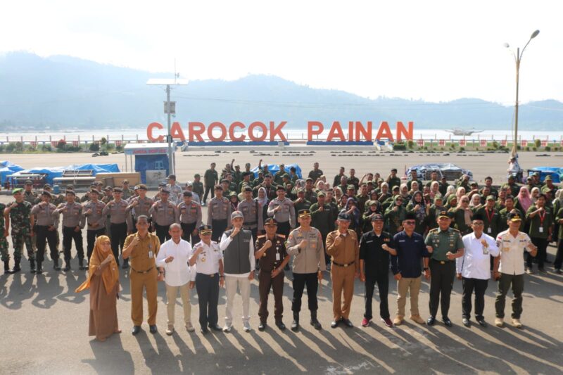 Foto bersama usai Apel Siaga Pengawasan yang digelar Bawaslu Pessel di Pantai Carocok Painan, Selasa (5/12/2023)