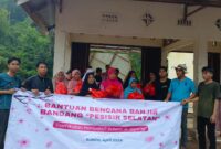 Ikal Jonedi saat menyalurkan bantuan dari Ikatan Pemuda-i Sutera di Jepang untuk korban banjir bandang di Kecamatan Sutera 