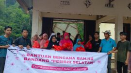 Ikal Jonedi saat menyalurkan bantuan dari Ikatan Pemuda-i Sutera di Jepang untuk korban banjir bandang di Kecamatan Sutera 