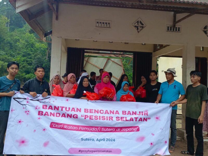 Ikal Jonedi saat menyalurkan bantuan dari Ikatan Pemuda-i Sutera di Jepang untuk korban banjir bandang di Kecamatan Sutera 