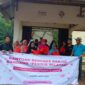Ikal Jonedi saat menyalurkan bantuan dari Ikatan Pemuda-i Sutera di Jepang untuk korban banjir bandang di Kecamatan Sutera 
