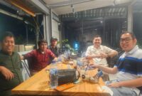 Welly Bernando berdiskusi bersama dengan Tokoh Pesisir Selatan Novrial Bahrun. Turut hadir politisi Hanura Harmidi, Ketua IMM Sumbar Hamzah Jamaris dan Sekretaris HMI Cabang Padang Panjang Jafni Ryanson