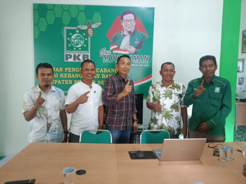 Dr Rodi Chandra saat mendaftarkan diri sebagai bupati/wakil bupati Pesisir Selatan di Kantor DPC Partai Kebangkitan Bangsa (PKB) Pesisir Selatan, Senin (29/4).