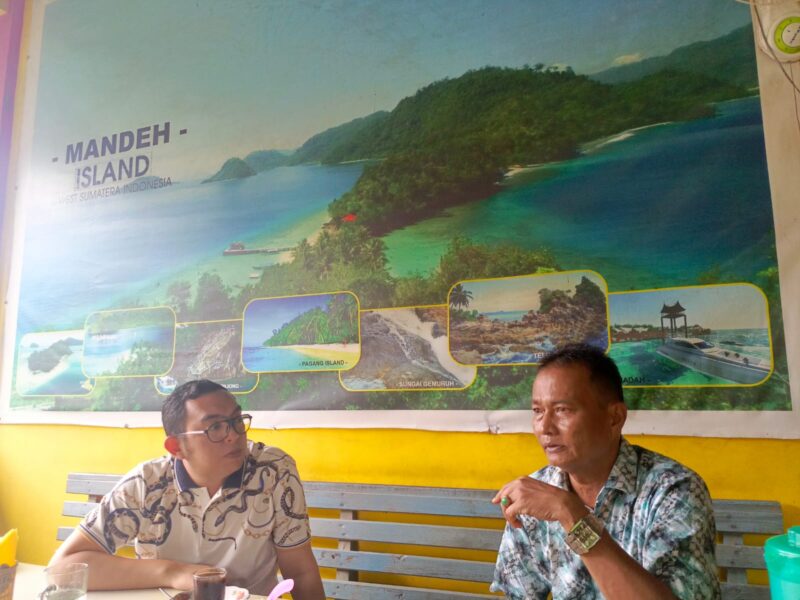 Ketua DPD PPP Pesisir Selatan Marwan Anas (kanan) dan Bakal Calon Bupati Pesisir Selatan Welly Bernando 