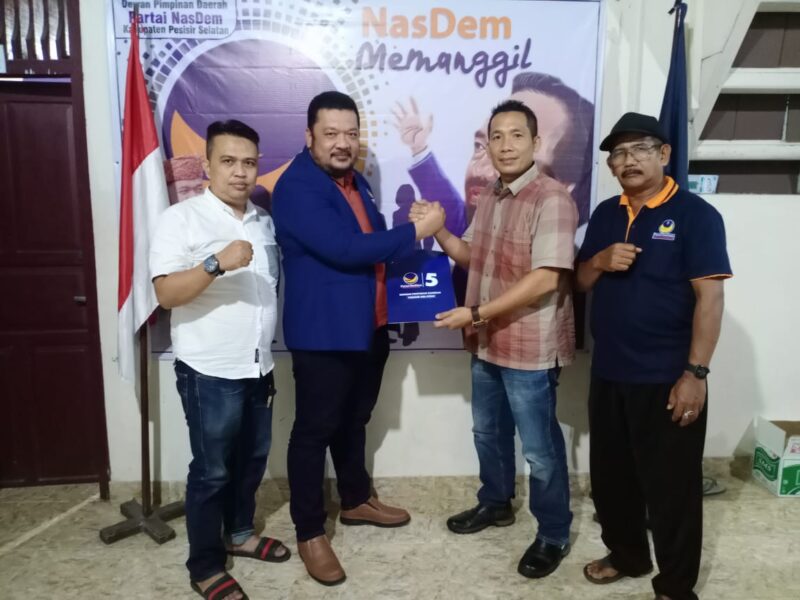 Bakal Calon Bupati Pesisir Selatan Rodi Chandra saat mendaftar ke Partai Nasdem
