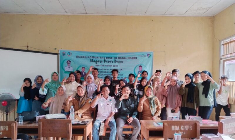 Foto bersama seusai pelatihan videografi melalui Program Desa Cerdas Kemendes PDTT yang diikuti oleh puluhan pemuda Nagari Pasar Baru Bayang. (Foto: Riswan Amirul/bandasapuluah.com)