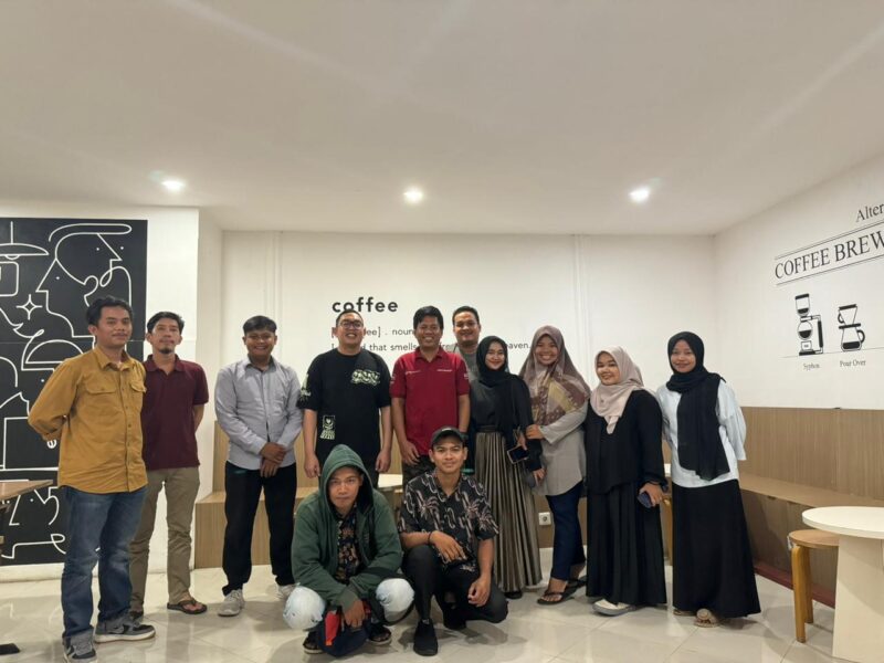 Bakal Calon Bupati Pesisir Selatan Welly Bernando foto bersama dengan mahasiswa Pesisir Selatan 