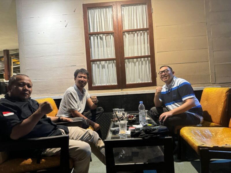 Bakal Calon Bupati Pesisir Selatan Welly Bernando bersama Wakil Ketua MPC Pemuda Pancasila Pesisir Selatan dan Majelis Pertimbangan Organisasi MPC Pemuda Pancasila Pessel Fahrizal Indra 