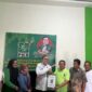 Bakal Calon Bupati Pesisir Selatan saat menyerahkan formulir pendaftaran ke DPC PKB Pessel 