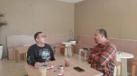 Tokoh Muda Pesisir Selatan Welly Bernando dan Angga Azkardha saat berdiskusi santai di Padang