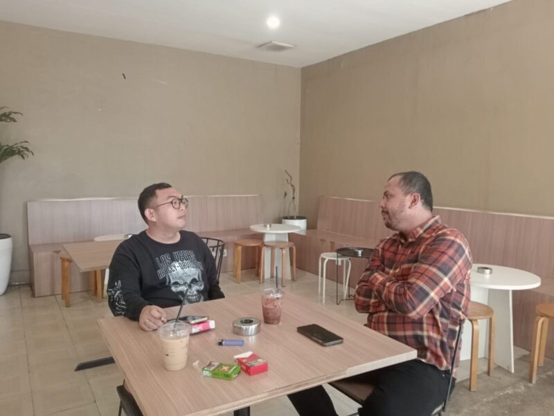 Tokoh Muda Pesisir Selatan Welly Bernando dan Angga Azkardha saat berdiskusi santai di Padang