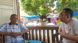 Bakal Calon Bupati Pesisir Selatan Welly Bernando (kanan) saat berdiskusi dengan Tokoh Pesisir Selatan Aprinal Tanjung Datuak Rajo Moleh