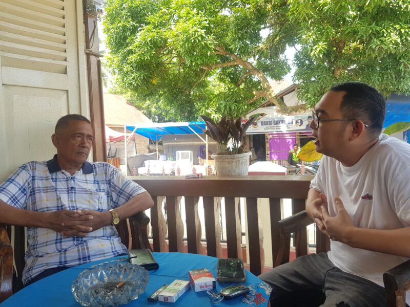 Bakal Calon Bupati Pesisir Selatan Welly Bernando (kanan) saat berdiskusi dengan Tokoh Pesisir Selatan Aprinal Tanjung Datuak Rajo Moleh