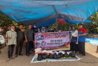 Pemuda Kampung Tanjung Tarusan saat menyalurkan bantuan berupa sembako dan pakaian layak kepada korban dan warga terdampak bencana galodo di Nagari Cubadak, Kecamatan Lima Kaum, Tanah Datar pada Senin (27/5).