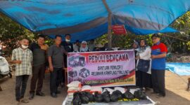Pemuda Kampung Tanjung Tarusan saat menyalurkan bantuan berupa sembako dan pakaian layak kepada korban dan warga terdampak bencana galodo di Nagari Cubadak, Kecamatan Lima Kaum, Tanah Datar pada Senin (27/5).