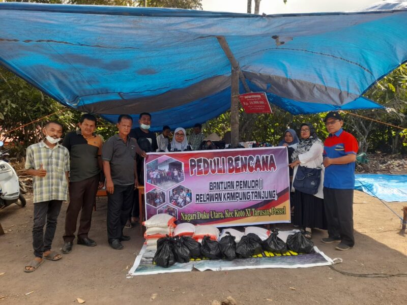 Pemuda Kampung Tanjung Tarusan saat menyalurkan bantuan berupa sembako dan pakaian layak kepada korban dan warga terdampak bencana galodo di Nagari Cubadak, Kecamatan Lima Kaum, Tanah Datar pada Senin (27/5).