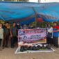 Pemuda Kampung Tanjung Tarusan saat menyalurkan bantuan berupa sembako dan pakaian layak kepada korban dan warga terdampak bencana galodo di Nagari Cubadak, Kecamatan Lima Kaum, Tanah Datar pada Senin (27/5).