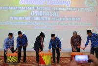 Bupati Pesisir Selatan Rusma Yul Anwar saat meluncurkan Program Nagari Bersekolah (Pronasa) di Painan Convention Center 