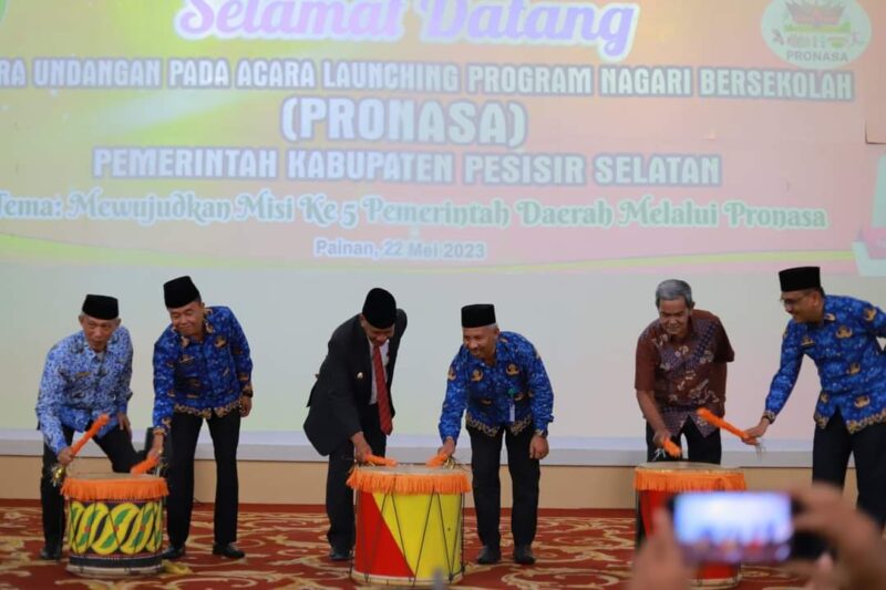 Bupati Pesisir Selatan Rusma Yul Anwar saat meluncurkan Program Nagari Bersekolah (Pronasa) di Painan Convention Center 
