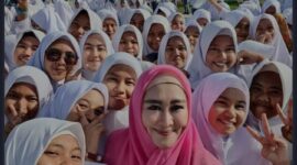 Anggota DPR RI Fraksi Partai Nasdem Lisda Hendrajoni saat berswa foto dengan para pelajar di salah satu sekolah di Sumatera Barat 