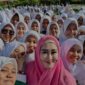 Anggota DPR RI Fraksi Partai Nasdem Lisda Hendrajoni saat berswa foto dengan para pelajar di salah satu sekolah di Sumatera Barat 