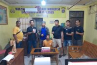 Terduga penyalahgunaan narkoba berinisial IW saat di Kantor di Polsek Koto XI Tarusan, Sabtu (8/6). Foto: Humas Polres Pesisir Selatan 