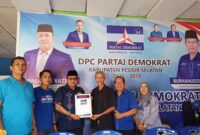 Bakal Calon Bupati Pesisir Selatan Ali Tanjung saat mendaftar sebagai calon kepala daerah di DPD Partai Demokrat Pesisir Selatan