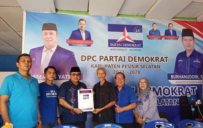 Bakal Calon Bupati Pesisir Selatan Ali Tanjung saat mendaftar sebagai calon kepala daerah di DPD Partai Demokrat Pesisir Selatan 