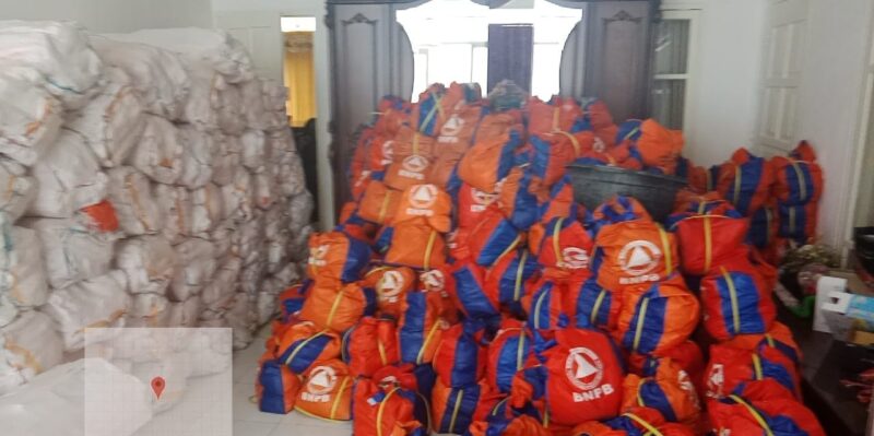 Bantuan bermerk BNPB yang menumpuk di Rumah Dinas Wakil Bupati Pessel memicu kontroversi 