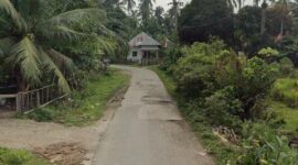 Salah satu ruas jalan dengan kondisi rusak di Nagari Amping Parak, Kecamatan Sutera 