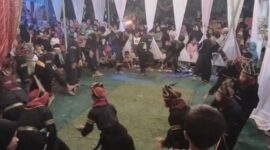 Sanggar Ambun Bajelo Cimpu Surantih saat tampil di pesta masyarakat 
