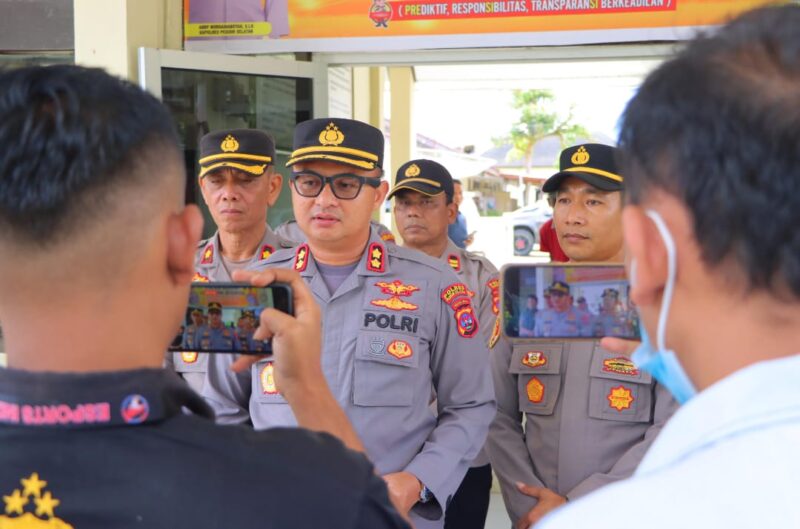 Kapolres Pesisir Selatan AKBP Nurhadiansyah saat konferensi pers di Mapolsek Bayang 