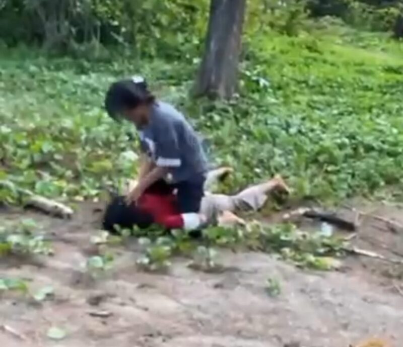 Tangkapan layar video viral perkelahian pelajar perempuan di Pesisir Selatan 