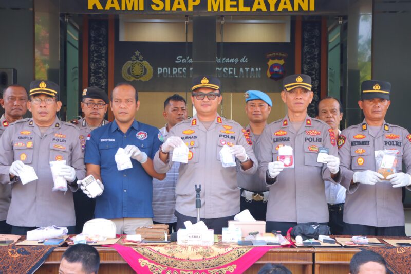 Polres Pesisir Selatan saat menggelar konferensi pers di Mapolres setempat