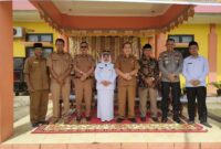 Camat Airpura Surmayenti (berbaju putih di tengah) menjadi pejabat terkaya di daerah berjuluk Negeri Sejuta Pesona