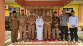 Camat Airpura Surmayenti (berbaju putih di tengah) menjadi pejabat terkaya di daerah berjuluk Negeri Sejuta Pesona 