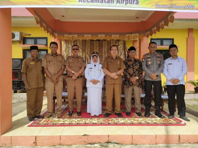 Camat Airpura Surmayenti (berbaju putih di tengah) menjadi pejabat terkaya di daerah berjuluk Negeri Sejuta Pesona 