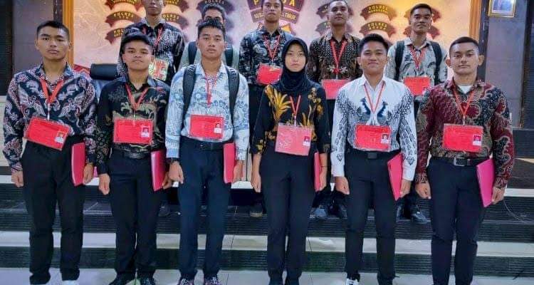 11 Taruna Akpol asal NTT pose bersama di Polda NTT pada Juli 2024. Foto: net/facebook.com